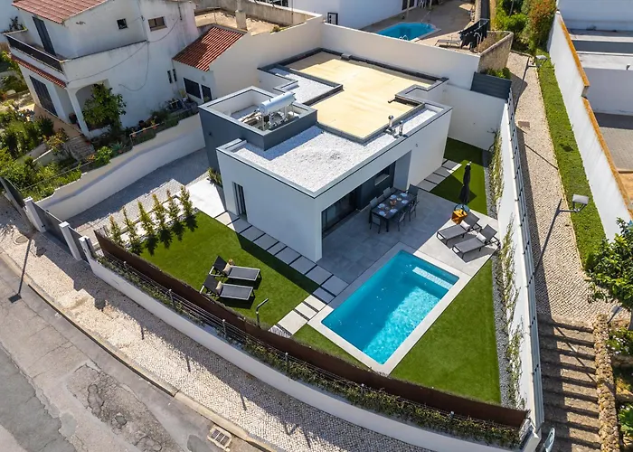 Host Wise - Bright Spacious House Swimming Pool